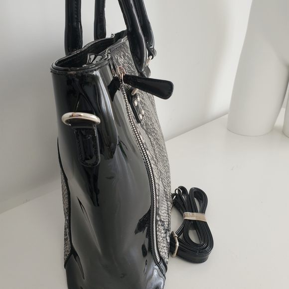 Elegant Black Patent and Snake Print Shoulder Bag With Sholder Strap - Picture 4 of 15